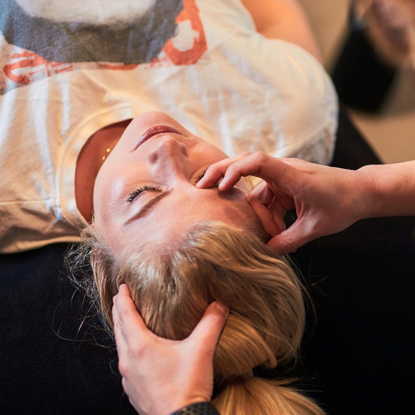 Fysiotherapeut voert post-covid fysiotherapie behandeling uit bij patiënt.