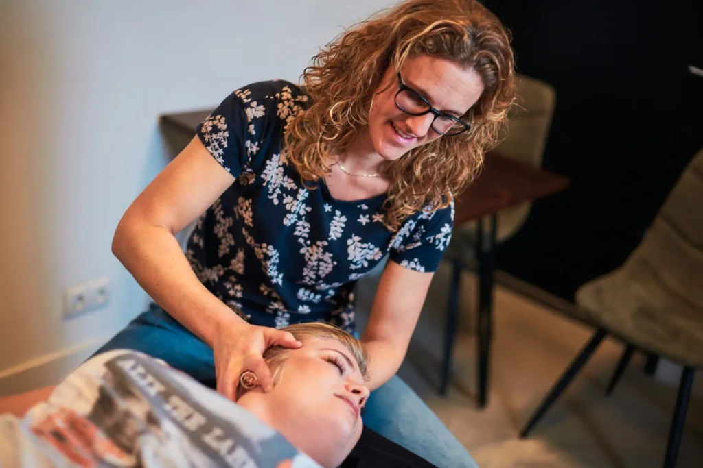 Fysiotherapeut behandelt nekklachten bij patiënt tijdens fysiotherapie behandeling in Alkmaar.