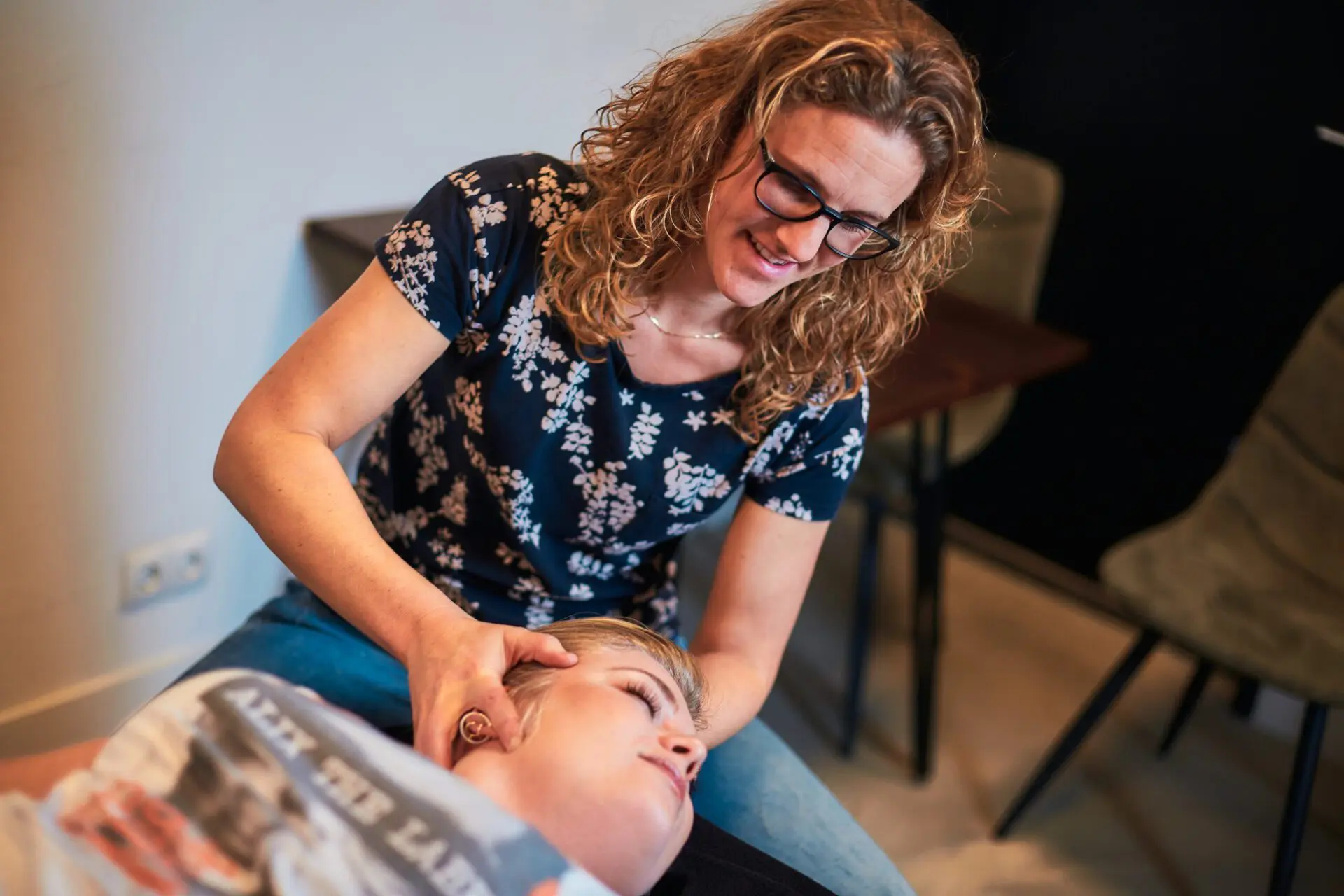 Fysiotherapeut behandelt nekklachten bij patiënt tijdens fysiotherapie behandeling in Alkmaar.
